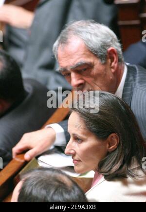 Die Mitglieder der französischen Sozialistischen Partei Segolene Royal und Henri Emmanuelli nehmen an den Fragen der Regierung in der Nationalversammlung in Paris, Frankreich, am 2. Mai 2006 Teil. Foto von Mehdi Taamallah/ABACAPRESS.COM Stockfoto