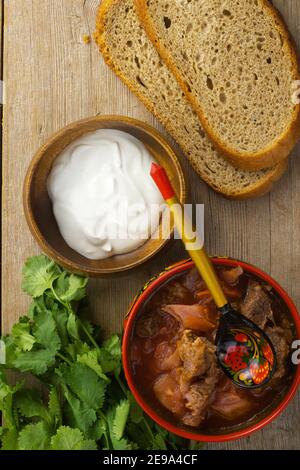 Borscht russisch ukrainisch traditionelle Gemüsekohl Rote Rote Suppe, natürlicher Holzhintergrund Stockfoto