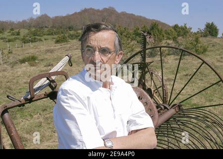 Der französische Spitzenkoch Michel Bras stellt sich am 4. Mai 2006 vor seinem Hotel-Restaurant "Michel Bras" in Laguiole, Frankreich. Das Restaurant "Michel Bras" hat 3 Sterne im Michelin-Führer. Foto von Pascal Parrot/ABACAPRESS.COM Stockfoto