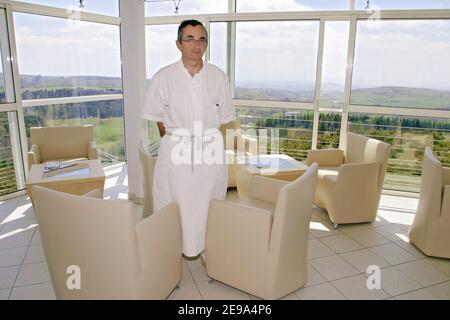 Der französische Spitzenkoch Michel Bras stellt sich am 4. Mai 2006 vor seinem Hotel-Restaurant "Michel Bras" in Laguiole, Frankreich. Das Restaurant "Michel Bras" hat 3 Sterne im Michelin-Führer. Foto von Pascal Parrot/ABACAPRESS.COM Stockfoto