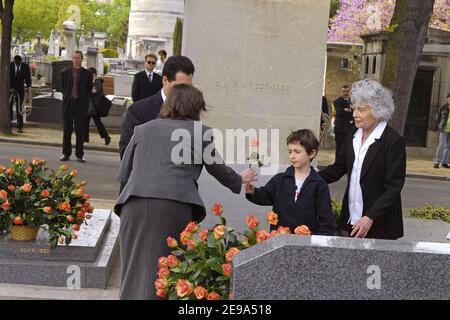 Der französische Journalist Claude Sarraute während der Beerdigung von Jean-Francois Revel auf dem Pariser Friedhof Montparnasse am 5. Mai 2006. Foto von Bruno Klein/ABACAPRESS.COM. Stockfoto