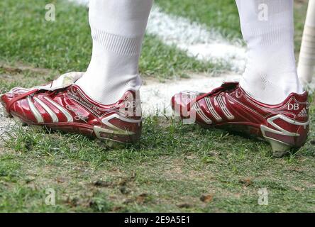 Real Madrids David Beckham Schuhe mit dem Namen der drei Kinder während der spanischen primera Liga, FC Barcelona gegen Real Madrid, im Nou Camp Stadium, in Barcelona, Spanien, am 1. April 2006. Das Spiel endete in einem Unentschieden 1-1. Foto von Christian Liewig/ABACAPRESS.COMduring das spanische Fußballspiel der ersten Liga, Real Madrid gegen Villarreal im Santiago Bernabeu Stadion von Real Madrid, Spanien, am 7. Mai 2006. Dies ist Zidanes letztes Heimspiel mit seinem Team Real Madrid. Zidane sagte, dass er nach der Führung Frankreichs bei der WM in Deutschland in den Ruhestand treten würde. Foto von Christian Liewig/ABACAPRESS.COM Stockfoto