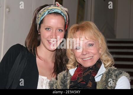 EXKLUSIV. Die französische Schauspielerin Sara Giraudeau (Bernard Giraudeaus Tochter) posiert mit Isabelle Aubret nach ihrer Show 'Le Monologues du Vagin' am Theater de Paris, Paris, Frankreich, am 7. Mai 2006. Foto von Denis Guignebourg/ABACAPRESS.COM Stockfoto