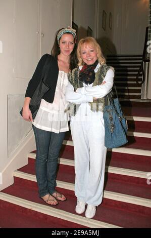 EXKLUSIV. Die französische Schauspielerin Sara Giraudeau (Bernard Giraudeaus Tochter) posiert mit Isabelle Aubret nach ihrer Show 'Le Monologues du Vagin' am Theater de Paris, Paris, Frankreich, am 7. Mai 2006. Foto von Denis Guignebourg/ABACAPRESS.COM Stockfoto