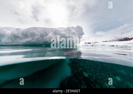 Über- und Unteransicht der Britischen Basis A und des Eises in Port Lockroy, Antarktis. Stockfoto