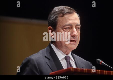 Mario Draghi, Präsident der Europäischen Zentralbank, spricht auf einer Pressekonferenz. Rom, Italien - April 2018 Stockfoto