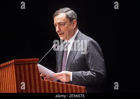 Mario Draghi, Präsident der Europäischen Zentralbank, spricht auf einer Pressekonferenz. Rom, Italien - April 2018 Stockfoto