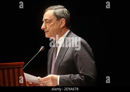 Mario Draghi, Präsident der Europäischen Zentralbank, spricht auf einer Pressekonferenz. Rom, Italien - April 2018 Stockfoto