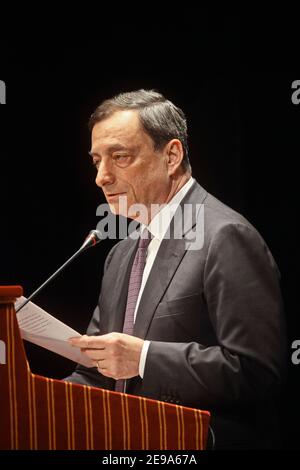 Mario Draghi, Präsident der Europäischen Zentralbank, spricht auf einer Pressekonferenz. Rom, Italien - April 2018 Stockfoto