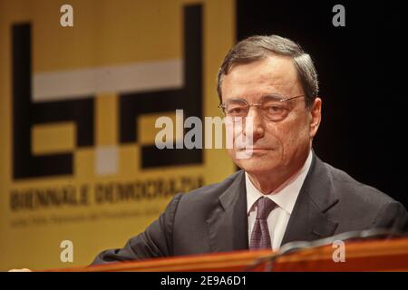 Mario Draghi, Präsident der Europäischen Zentralbank, spricht auf einer Pressekonferenz. Rom, Italien - April 2018 Stockfoto