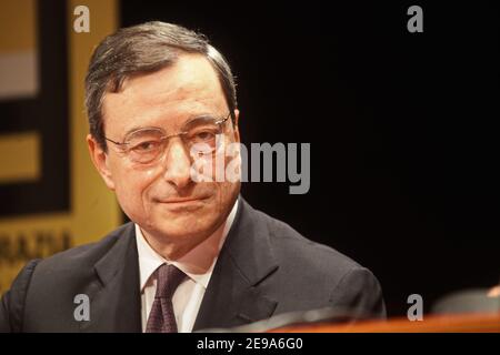 Mario Draghi, Präsident der Europäischen Zentralbank, spricht auf einer Pressekonferenz. Rom, Italien - April 2018 Stockfoto
