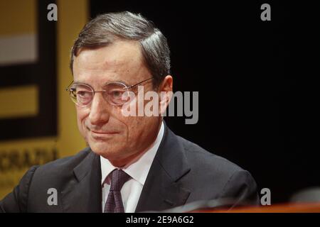 Mario Draghi, Präsident der Europäischen Zentralbank, spricht auf einer Pressekonferenz. Rom, Italien - April 2018 Stockfoto