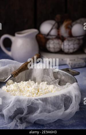 Hausgemachter Hüttenkäse auf blauem Hintergrund Stockfoto