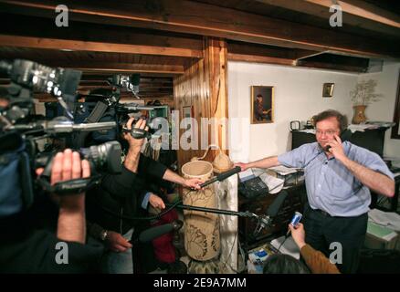 EXKLUSIV - Nathalie Gettliffes Begleiter Francis Gruzelle erfahren am 11. Mai 2006 vor französischen Fernsehteams im Familienhaus von Saint-Alban-de-Bay, Frankreich, über den Satz am Telefon. In Vancouver wurde Nathalie Gettliffe die Kaution verweigert und ihr wurde befohlen, bis zu ihrem Prozess, der am 17. Juli angesetzt wird, im Gefängnis zu bleiben, während sie schwanger ist. Foto von Vincent Dargent/ABACAPRESS.COM Stockfoto