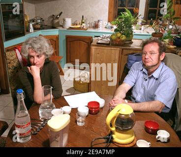 EXKLUSIV - Josephine Gettliffe und Nathalies Begleiter Francis Gruzelle sitzen am 11. Mai 2006 am Tisch ihrer Wohnung in Saint-Alban-de-Bay, Frankreich. In Vancouver wurde Nathalie Gettliffe die Kaution verweigert und ihr wurde befohlen, bis zu ihrem Prozess, der am 17. Juli angesetzt wird, im Gefängnis zu bleiben, während sie schwanger ist. Foto von Vincent Dargent/ABACAPRESS.COM Stockfoto