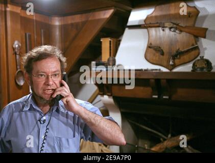 EXKLUSIV - Nathalie Gettliffes Gefährte Francis Gruzelle erfährt am 11. Mai 2006 im Familienhaus von Saint-Alban-de-Bay, Frankreich, über den Satz am Telefon. In Vancouver wurde Nathalie Gettliffe die Kaution verweigert und ihr wurde befohlen, bis zu ihrem Prozess, der am 17. Juli angesetzt wird, im Gefängnis zu bleiben, während sie schwanger ist. Foto von Vincent Dargent/ABACAPRESS.COM Stockfoto