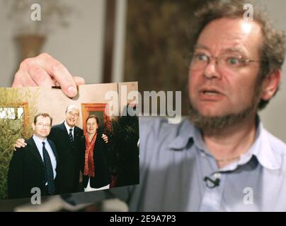 EXKLUSIV - Nathalie Gettliffes Gefährte Francis Cruzelle sagt, dass er Hilfe von der französischen Regierung suchen will, während er am 11. Mai 2006 im Familienhaus von Saint-Alban-de-Bay, Frankreich, ein Bild von sich selbst mit Präsident Jacques Chirac zeigt. In Vancouver wurde Nathalie Gettliffe die Kaution verweigert und ihr wurde befohlen, bis zu ihrem Prozess, der am 17. Juli angesetzt wird, im Gefängnis zu bleiben, während sie schwanger ist. Foto von Vincent Dargent/ABACAPRESS.COM Stockfoto