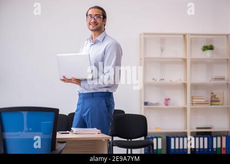 Junger Chef gibt Seminar im Büro während Pandemie Stockfoto