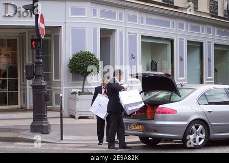 EXKLUSIV. Gerard Lanvin mit Christian Clavier am Set von 'Le prix a payer' auf der Avenue Montaigne in Paris, Frankreich am 12. Mai 2006. Keine Gutschrift. Stockfoto