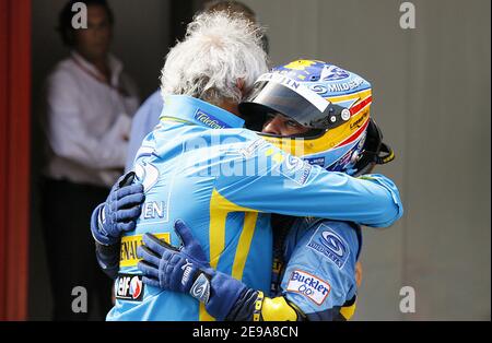 Der Italiener Flavio Briatore, Chef-Manager des Renault F1 Teams gratuliert dem spanischen Fahrer Fernando Alonso vom Renault F1 Team nach dem Sieg beim Grand Prix von Spanien auf der Rennstrecke Circuit de Catalunya in Montmelo bei Barcelona, Spanien, am 14. Mai 2006. Foto von Patrick Bernard/Cameleon/ABACAPRESS.COM Stockfoto