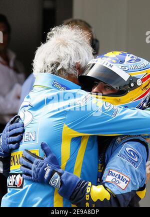 Der Italiener Flavio Briatore, Chef-Manager des Renault F1 Teams gratuliert dem spanischen Fahrer Fernando Alonso vom Renault F1 Team nach dem Sieg beim Grand Prix von Spanien auf der Rennstrecke Circuit de Catalunya in Montmelo bei Barcelona, Spanien, am 14. Mai 2006. Foto von Patrick Bernard/Cameleon/ABACAPRESS.COM Stockfoto