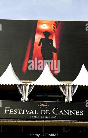 Ambiente auf der Croisette, einen Tag vor der Eröffnungsfeier des Festival de Cannes 59th in Cannes, Südfrankreich am 16. Mai 2006. Arbeiter installieren den roten Teppich am Haupteingang des Palais des Festivals und begrüßen das Internationale Filmfestival. Foto von Nebinger-Orban-Hahn/ABACAPRESS.COM Stockfoto