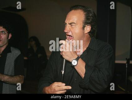 Jim Belushi spielt Mundharmonika mit einer Blues Band auf der Launch Party für sein neues Buch "Real Men Don't Entschuldigen", das am 15. Mai 2006 im Bed in Manhattan stattfand. Foto von William Gratz/ABACAPRESS.COM Stockfoto