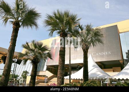 Ambiente auf der Croisette, einen Tag vor der Eröffnungsfeier des Festival de Cannes 59th in Cannes, Südfrankreich am 16. Mai 2006. Arbeiter installieren den roten Teppich am Haupteingang des Palais des Festivals und begrüßen das Internationale Filmfestival. Foto von Nebinger-Orban-Hahn/ABACAPRESS.COM Stockfoto