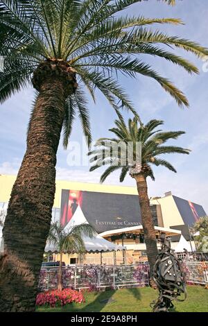 Ambiente auf der Croisette, einen Tag vor der Eröffnungsfeier des Festival de Cannes 59th in Cannes, Südfrankreich am 16. Mai 2006. Arbeiter installieren den roten Teppich am Haupteingang des Palais des Festivals und begrüßen das Internationale Filmfestival. Foto von Nebinger-Orban-Hahn/ABACAPRESS.COM Stockfoto