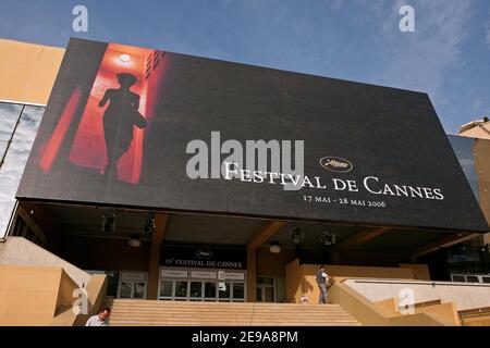 Ambiente auf der Croisette, einen Tag vor der Eröffnungsfeier des Festival de Cannes 59th in Cannes, Südfrankreich am 16. Mai 2006. Arbeiter installieren den roten Teppich am Haupteingang des Palais des Festivals und begrüßen das Internationale Filmfestival. Foto von Nebinger-Orban-Hahn/ABACAPRESS.COM Stockfoto