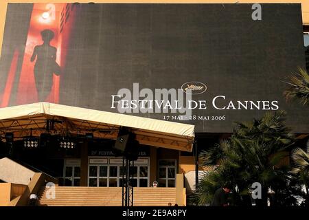 Ambiente auf der Croisette, einen Tag vor der Eröffnungsfeier des Festival de Cannes 59th in Cannes, Südfrankreich am 16. Mai 2006. Arbeiter installieren den roten Teppich am Haupteingang des Palais des Festivals und begrüßen das Internationale Filmfestival. Foto von Nebinger-Orban-Hahn/ABACAPRESS.COM Stockfoto