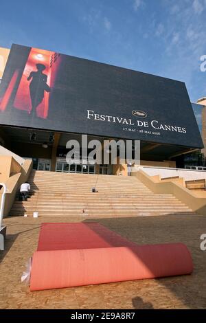 Ambiente auf der Croisette, einen Tag vor der Eröffnungsfeier des Festival de Cannes 59th in Cannes, Südfrankreich am 16. Mai 2006. Arbeiter installieren den roten Teppich am Haupteingang des Palais des Festivals und begrüßen das Internationale Filmfestival. Foto von Nebinger-Orban-Hahn/ABACAPRESS.COM Stockfoto