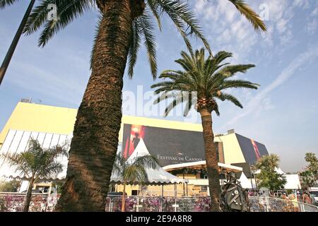 Ambiente auf der Croisette, einen Tag vor der Eröffnungsfeier des Festival de Cannes 59th in Cannes, Südfrankreich am 16. Mai 2006. Arbeiter installieren den roten Teppich am Haupteingang des Palais des Festivals und begrüßen das Internationale Filmfestival. Foto von Nebinger-Orban-Hahn/ABACAPRESS.COM Stockfoto