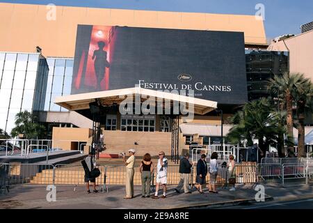 Ambiente auf der Croisette, einen Tag vor der Eröffnungsfeier des Festival de Cannes 59th in Cannes, Südfrankreich am 16. Mai 2006. Arbeiter installieren den roten Teppich am Haupteingang des Palais des Festivals und begrüßen das Internationale Filmfestival. Foto von Nebinger-Orban-Hahn/ABACAPRESS.COM Stockfoto