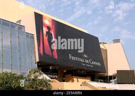 Ambiente auf der Croisette, einen Tag vor der Eröffnungsfeier des Festival de Cannes 59th in Cannes, Südfrankreich am 16. Mai 2006. Arbeiter installieren den roten Teppich am Haupteingang des Palais des Festivals und begrüßen das Internationale Filmfestival. Foto von Nebinger-Orban-Hahn/ABACAPRESS.COM Stockfoto