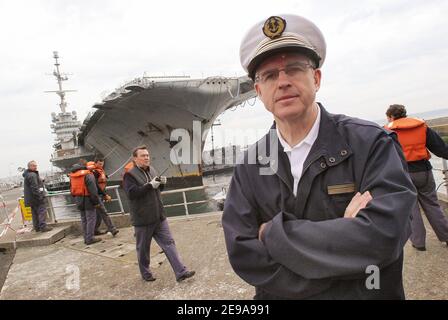 Die französische Flugzeugträgerin 'Clemenceau', die seit ihrer Entwaffnung 1997 als Q790 bekannt ist, wird am 17. Mai 2006 mit Schleppern zu ihrem Endziel, dem Hafen von Brest, Frankreich, befördert. Das ehemalige Kriegsschiff wird in den nächsten Monaten seinen Asbest abbauen. Foto von Melanie Frey/ABACAPRESS.COM Stockfoto