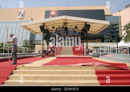 Ambiente auf der Croisette, einen Tag vor der Eröffnungsfeier des Festival de Cannes 59th in Cannes, Südfrankreich am 16. Mai 2006. Arbeiter installieren den roten Teppich am Haupteingang des Palais des Festivals und begrüßen das Internationale Filmfestival. Foto von Giancarlo Gorassini/ABACAPRESS.COM Stockfoto