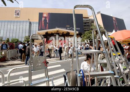 Ambiente auf der Croisette, einen Tag vor der Eröffnungsfeier des Festival de Cannes 59th in Cannes, Südfrankreich am 16. Mai 2006. Arbeiter installieren den roten Teppich am Haupteingang des Palais des Festivals und begrüßen das Internationale Filmfestival. Foto von Giancarlo Gorassini/ABACAPRESS.COM Stockfoto