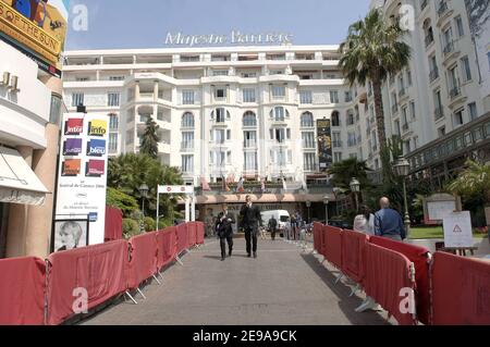 Ambiente auf der Croisette, einen Tag vor der Eröffnungsfeier des Festival de Cannes 59th in Cannes, Südfrankreich am 16. Mai 2006. Arbeiter installieren den roten Teppich am Haupteingang des Palais des Festivals und begrüßen das Internationale Filmfestival. Foto von Giancarlo Gorassini/ABACAPRESS.COM Stockfoto