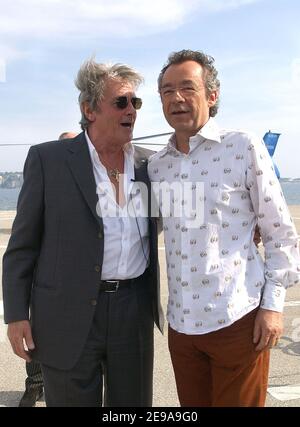 Der französische Schauspieler Alain Delon kommt am 59th 17. Mai 2006 während der Filmfestspiele von Cannes, Cannes, Frankreich, mit dem Hubschrauber nach Cannes. Vor seinem Auftritt in seiner Show 'Le Grand Journal' wird er vom TV-Moderator Michel Denisot begrüßt. Foto von Giancarlo Gorassini/ABACAPRESS.COM Stockfoto