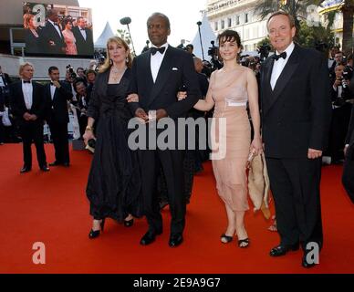 Der US-Schauspieler Sidney Poitier (2nd links), flankiert von seiner Frau Joanna Shimkus (L) und der französischen Schauspielerin Juliette Binoche, mit dem französischen Kulturminister Renaud Donnedieu de Vabres kommen zur Vorführung von Ron Howards Film 'The Da Vinci Code', der die Internationalen Filmfestspiele von Cannes 59th in Cannes eröffnet, Südfrankreich, am 17. Mai 2006. Foto von Hahn-Nebinger-Orban/ABACAPRESS.COM Stockfoto