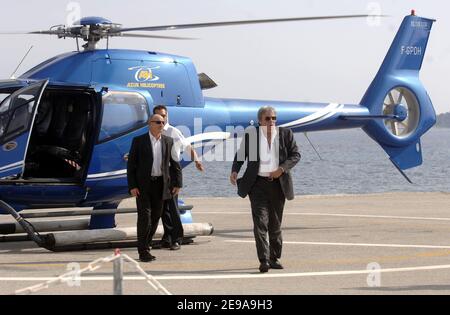 Der französische Schauspieler Alain Delon kommt am 59th 17. Mai 2006 während der Filmfestspiele von Cannes, Cannes, Frankreich, mit dem Hubschrauber nach Cannes. Vor seinem Auftritt in seiner Show 'Le Grand Journal' wird er vom TV-Moderator Michel Denisot begrüßt. Foto von Giancarlo Gorassini/ABACAPRESS.COM Stockfoto