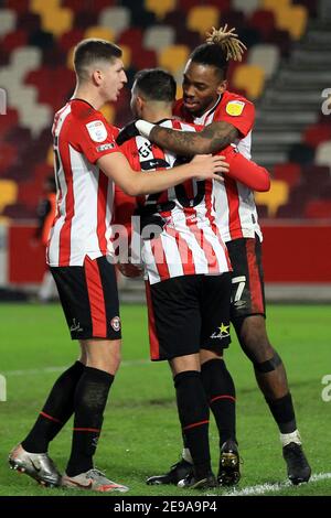 London, Großbritannien. Februar 2021, 3rd. London, Großbritannien. Februar 2021, 03rd. Saman Ghoddos von Brentford (c) feiert mit Teamkollegen nach erzielte sein Team 3rd Tor. EFL Skybet Championship Match, Brentford gegen Bristol City im Brentford Community Stadium, Brentford in London am Mittwoch, 3rd. Februar 2021. Dieses Bild darf nur für redaktionelle Zwecke verwendet werden. Nur redaktionelle Verwendung, Lizenz für kommerzielle Nutzung erforderlich. Keine Verwendung in Wetten, Spiele oder ein einzelner Club / Liga / Spieler Publikationen. PIC von Steffan Bowen / Andrew Orchard Sport Fotografie / Alamy Live News Kredit: Andrew Orchard Sport Fotografie / Alamy Live News Stockfoto