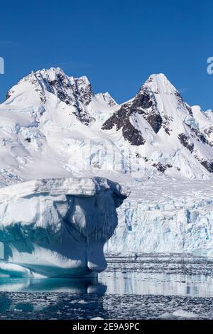 Schneebedeckte Berge, Gletscher und Eis in Cierva Cove, Hughes Bay, Antarktis. Stockfoto