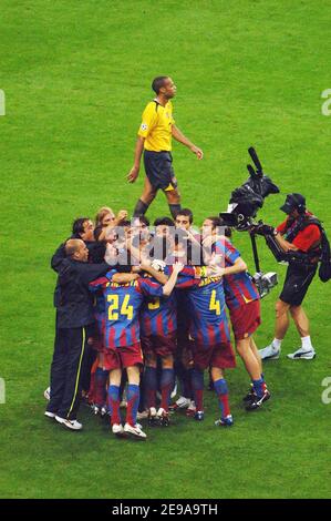 Thierry Henry von Arsenal ist nach der Niederlage im Finale der UEFA Champions League, Arsenal gegen FC Barcelona, in Saint Denis, in der Nähe von Paris, Frankreich, am 17. Mai 2006 verzweifelt. Barcelona gewann 2-1. Foto von Christophe Guibbaud/Cameleon/ABACAPRESS.COM Stockfoto