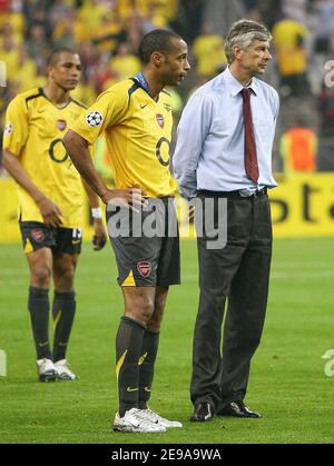 Thierry Henry und Arsene Wenger von Arsenal sehen nach dem Champions-League-Finale Barcelona gegen Arsenal am 17. Mai 2006 im Stade de France in Saint Denis bei Paris, Frankreich, niedergeschlagen aus. Barcelona gewann 2-1. Foto von Christian Liewig/CAMELEON/ABACAPRESS.COM Stockfoto