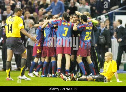 Thierry Henry und Frederik Ljungberg von Arsenal sehen nach dem Champions-League-Finale Barcelona gegen Arsenal am 17. Mai 2006 im Stade de France in Saint Denis bei Paris, Frankreich, niedergeschlagen aus. Barcelona gewann 2-1. Foto von Nicolas Gouhier/CAMELEON/ABACAPRESS.COM Stockfoto