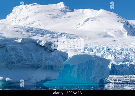 Schneebedeckte Berge, Gletscher und Eis in Cierva Cove, Hughes Bay, Antarktis. Stockfoto