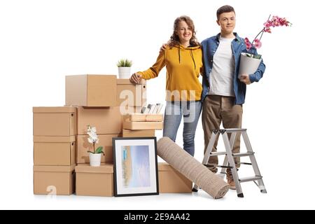 Junge Männer und Frauen posieren mit einem Haufen verpackt Kartons isoliert auf weißem Hintergrund Stockfoto