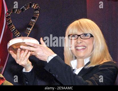 Die französische Schauspielerin Mireille Darc gewinnt am 19. Mai 2006 in Paris den "Clarins Woman Dynamisante Prize" 2006. Die Zeremonie fand im Champs Elysees Theater statt. Foto von Bruno Klein/ABACAPRESS.COM Stockfoto